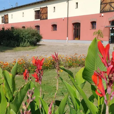 Centrum Edukacyjno-rozwojowe Pawlowice - Bezplatny Parking 3*